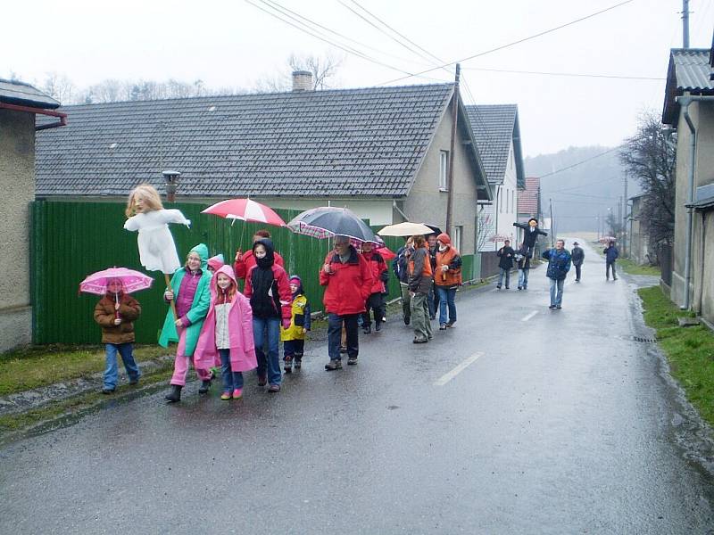 Letos o smrtné neděli, tedy 29. března, vyrazil po šesti letech průvod znovu vesnicí, aby upálil Mařenu a Mařáka, zosobnění zimy a do vesnice zpátky přinesl jaro v podobě mladých smrčků.