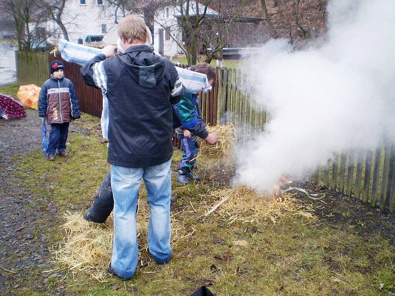 Letos o smrtné neděli, tedy 29. března, vyrazil po šesti letech průvod znovu vesnicí, aby upálil Mařenu a Mařáka, zosobnění zimy a do vesnice zpátky přinesl jaro v podobě mladých smrčků.