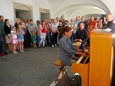 Ve středu 26. července odpoledne si desítky lidí na Masarykově náměstí v Novém Jičíně nenechaly ujít první veřejné hraní na piano.