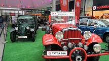 Legendární automobily značky Tatra z kopřivnické automobilky jsou nyní k vidění v ostravském nákupním centru Forum Nová Karolina.