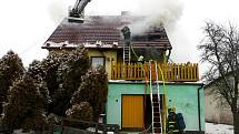 Požár podkroví rodinného domu způsobil škodu za půl milionu korun.