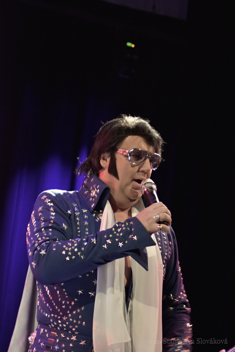 OBRAZEM: Nesmrtelný Elvis zářil v Příboře aneb večer, který patřil  rock'n'rollu - Novojičínský deník
