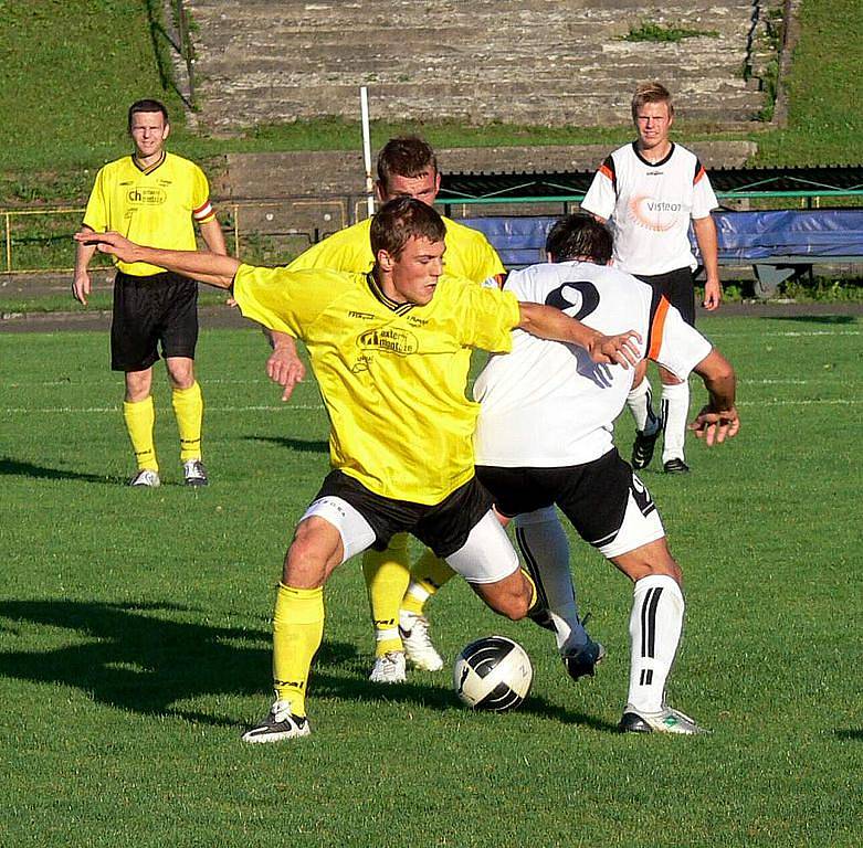 Fotbalisté Nového Jičína (bílé dresy) dokázali ve 4. kole divize E po zásluze porazit doma favorizovanou petrovickou Lokomotivu 1:0.