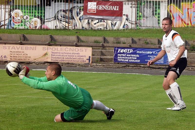 Kapitán FK Nový Jičín Lukáš Bajer v akci. 