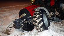 Hasiči mají v těchto dnech plno práce také s vyprošťováním vozidel ze sněhu. V sobotu večer se zapojily do vyprošťování osmitunového traktoru se zadní radlicí v příkopu ve Vražném (okres Nový Jičín).