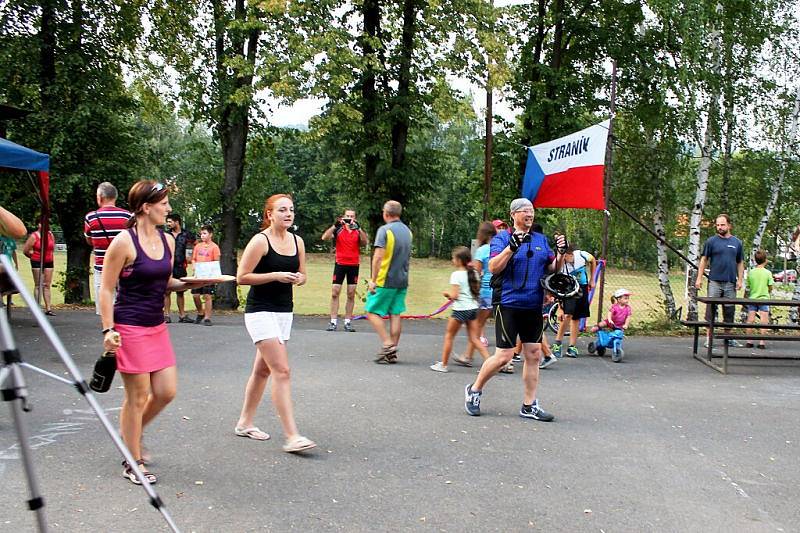 Jako hrdiny vítali ve středu večer lidé ve Straníku, místní části Nového Jičína, své spoluobčany Josefa Indráka a Radima Sváčka. Ti objeli na jízdních kolech celou Českou republiku.