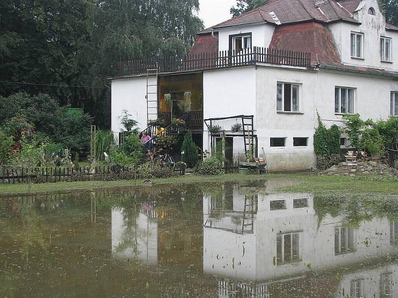 Dům manželů Mikových v Hladkých Životicích zatopila voda. Starosta obce tvrdil, že se nic neděje.