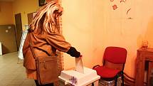 Jednu z volebních uren v Dětmarovicích voliči našli i v prostorách místní hospůdky U Rumcajse.