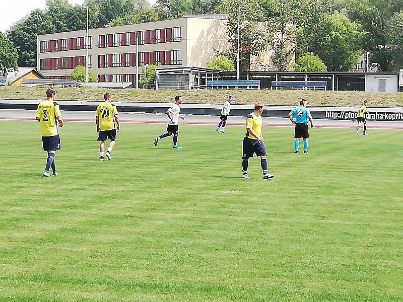 Fotbalisté Libhoště (ve žlutých dresech) zahájili přípravu vítězně. V sobotním derby porazili Kopřivnici na jejím hřišti 5:3.