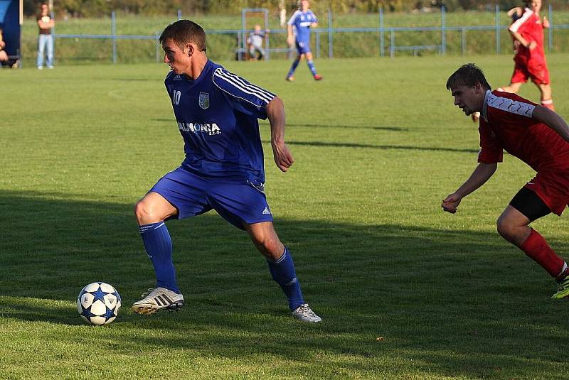 Deváté kolo Moravskoslezské fotbalové divize, skupiny E, zavedlo hráče FK Nový Jičína pažit petrovické Lokomotivy. Utkání týmů se stejným počtem bodů a bez výraznějších papírových předpokladů nakonec ovládli hosté.