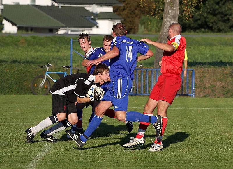 Deváté kolo Moravskoslezské fotbalové divize, skupiny E, zavedlo hráče FK Nový Jičína pažit petrovické Lokomotivy. Utkání týmů se stejným počtem bodů a bez výraznějších papírových předpokladů nakonec ovládli hosté.