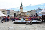 V Novém Jičíně se žáci tamní ZUŠ představili v pátek 31. května na Masarykově náměstí.