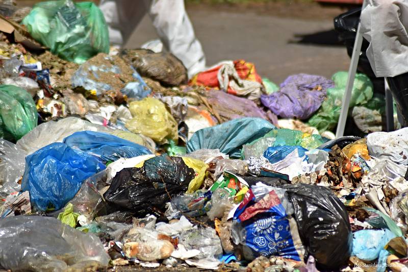 Kolik recyklovatelného odpadu se dá najít ve směsném odpadu měli možnost vidět v úterý 18. června návštěvníci městského parku v Příboře.