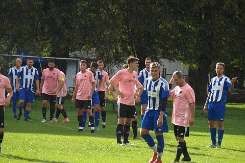 Fotbalisté Slavie Stachovice (v růžových dresech) hrají I.B třídu první sezonu a zimu strávili na 3. místě tabulky skupiny D. Fotogalerie je ze zápasu 6. kola Skotnice - Stachovice 2:1, který se v září hrál v Mošnově.