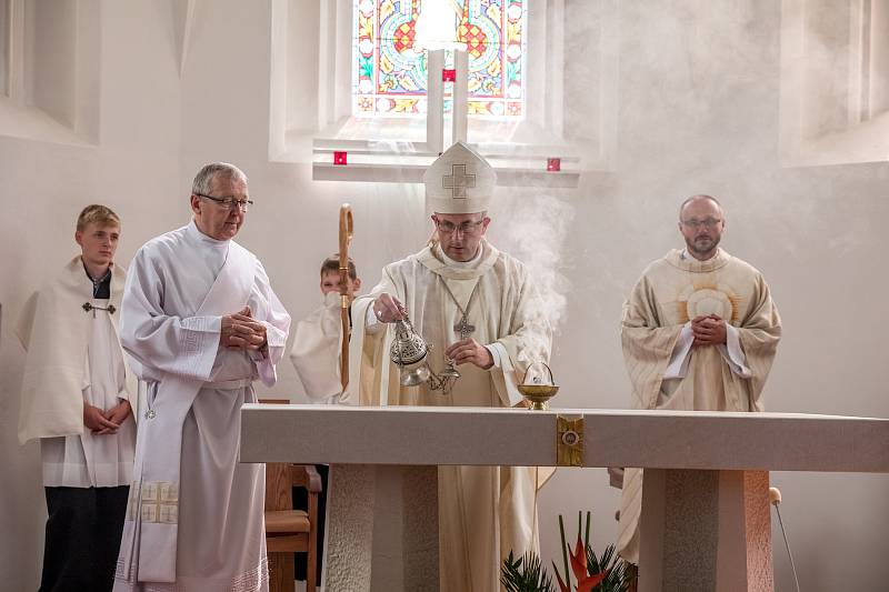 Obřad svěcení oltáře v kostele Všech svatých ve Vlčovicích.