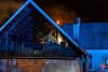 VIDEO: Noční požár podkroví dílny domu u Nového Jičína, škoda je čtvrt milionu