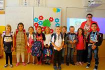 Žáci první třídy Základní školy v Ženklavě.