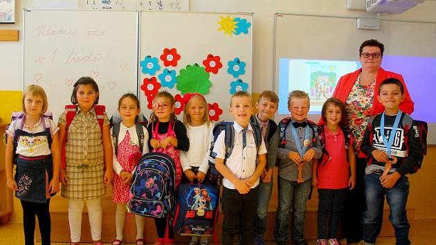 Žáci první třídy Základní školy v Ženklavě.