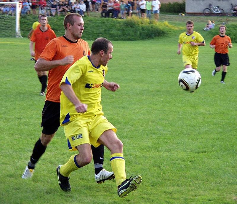 Fotbalisté TJ Sokol Žilina hostili v semifinále okresní části českého poháru FC Libhošť (žluté dresy).
