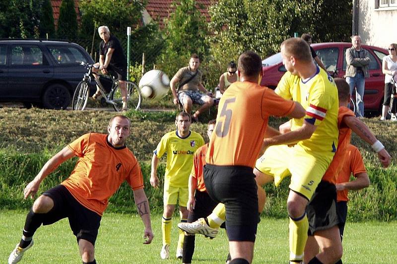 Fotbalisté TJ Sokol Žilina hostili v semifinále okresní části českého poháru FC Libhošť (žluté dresy).