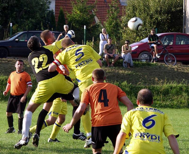 Fotbalisté TJ Sokol Žilina hostili v semifinále okresní části českého poháru FC Libhošť (žluté dresy).