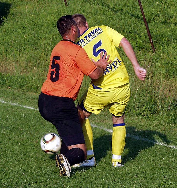 Fotbalisté TJ Sokol Žilina hostili v semifinále okresní části českého poháru FC Libhošť (žluté dresy).