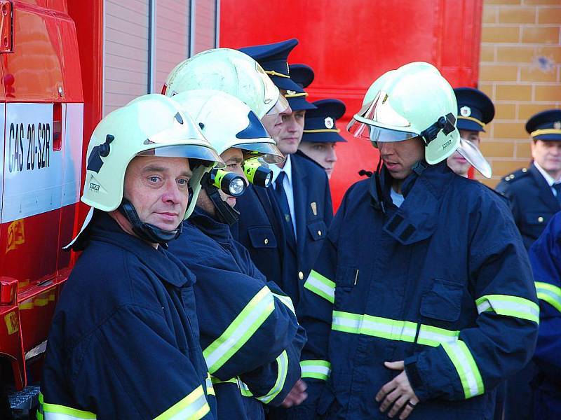 Velitel jednotky Lubomír Šíp křtil v sobotu odpoledne novou hasičskou tatru. 