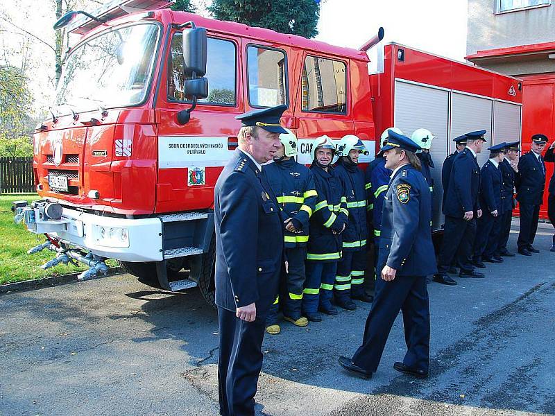 Velitel jednotky Lubomír Šíp křtil v sobotu odpoledne novou hasičskou tatru. 