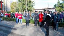 Velitel jednotky Lubomír Šíp křtil v sobotu odpoledne novou hasičskou tatru. 