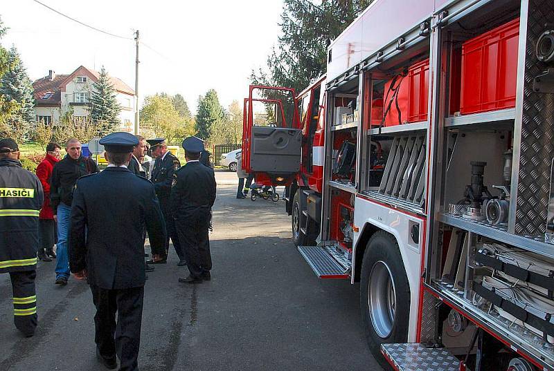 Velitel jednotky Lubomír Šíp křtil v sobotu odpoledne novou hasičskou tatru. 