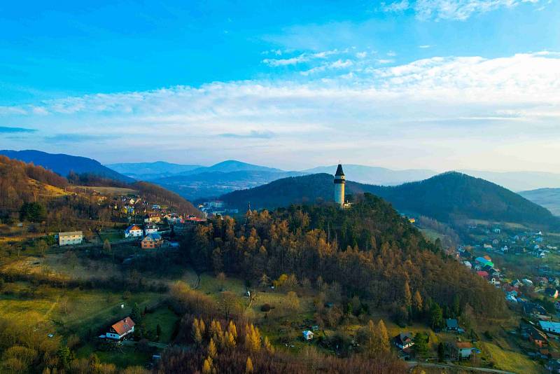 Štramberská Trúba za březnového západu slunce.