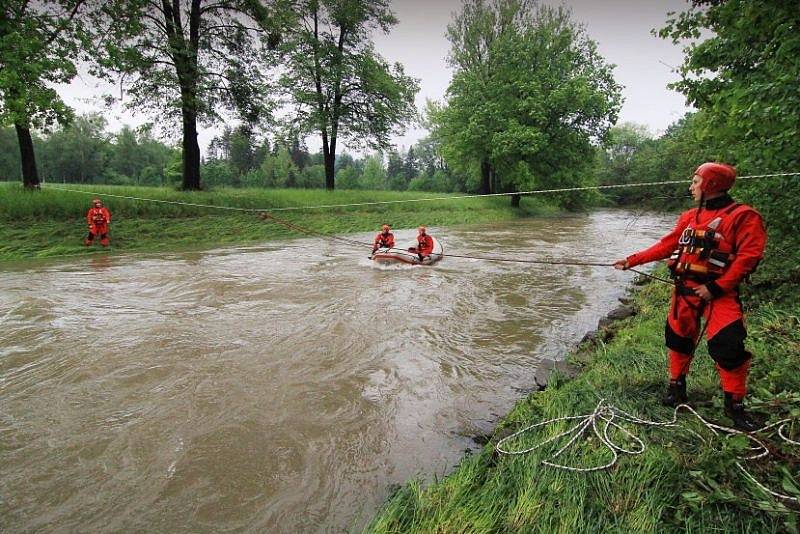 Sedm jednotek hasičů bylo v sobotu odpoledne povoláno k pátrání po pohřešované osobě v řece Lubina.