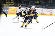 Znojemští hokejisté (bílí) vyzvali v rámci 17. kola druhé ligy tým Kopřivnice.