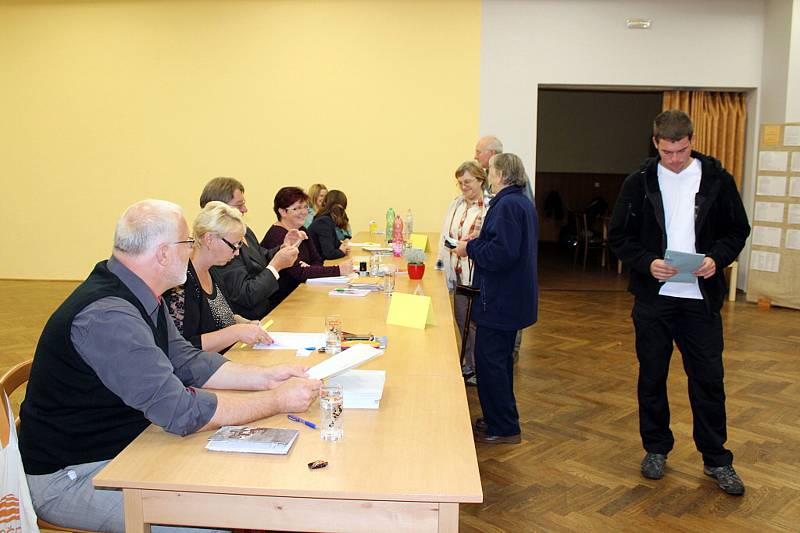 Plynule přicházeli voliči do volební místnosti v Rybím.