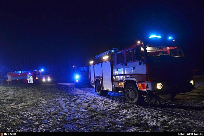 Pět jednotek hasičů zasahovalo v noci na sobotu u požáru dvoupatrové budovy v Bravanticích.