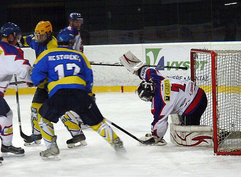 Hokejisté Nového Jičína hostili ve 26. kole krajské ligy Studénku. Přestože byli domácí favority, nakonec museli skousnout porážku 0:6.