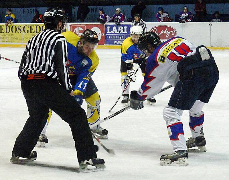 Hokejisté Nového Jičína hostili ve 26. kole krajské ligy Studénku. Přestože byli domácí favority, nakonec museli skousnout porážku 0:6.