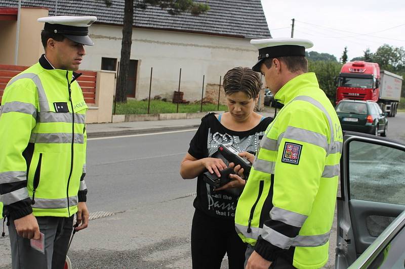 Policejní akce Řídím, piju nealko pivo na odstavné ploše u restaurace Myslivna v Kuníně.