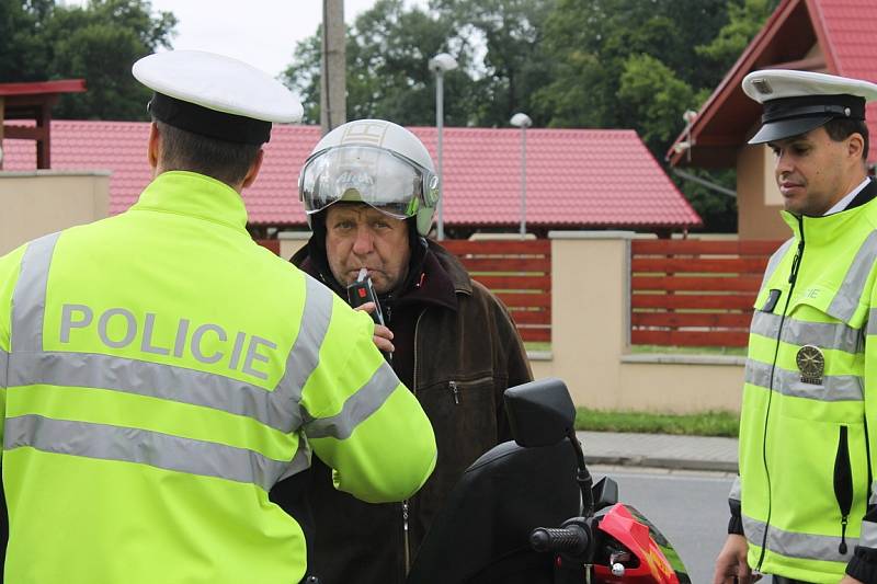 Policejní akce Řídím, piju nealko pivo na odstavné ploše u restaurace Myslivna v Kuníně.