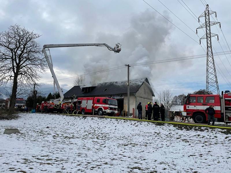 Požár domku zaměstnal šest jednotek hasičů.