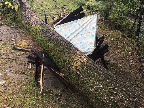 Odstraňování stromu spadlého na chatu v Bílovci-Staré vsi. 