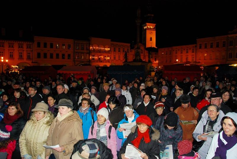 Akce Česko zpívá koledy na náměstí v Novém Jičíně. 