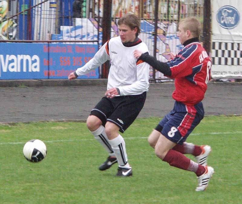 Fotbalisté Nového Jičína nezvládli jarní premiéru na domácím hřišti, když v utkání 18. kola Moravskoslezské divize prohráli před vlastním publikem vysoko 2:5 s Mikulovicemi.