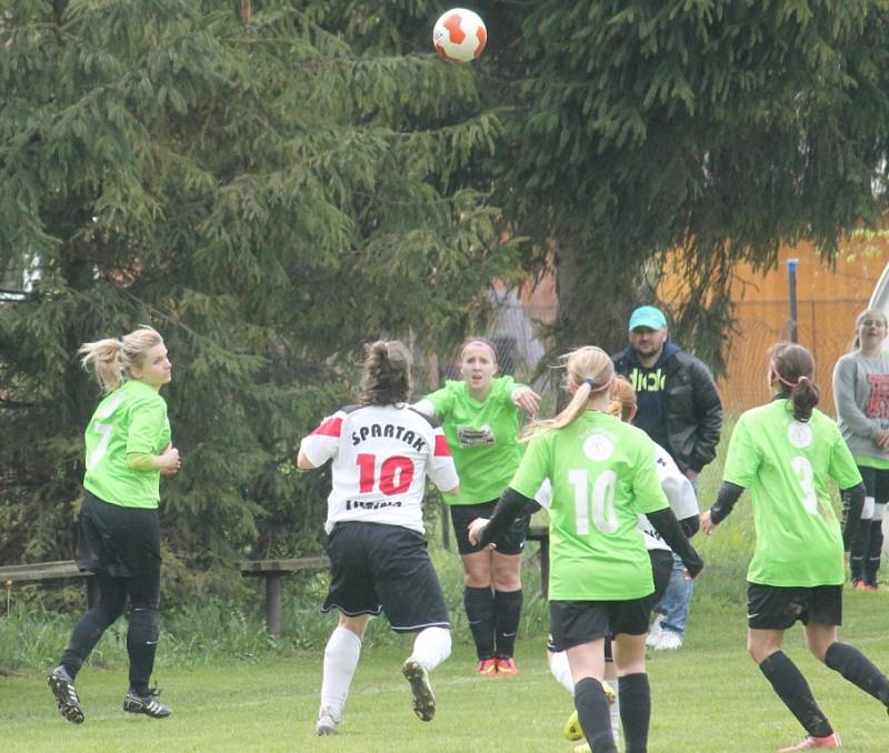 Šestnácté kolo Moravskoslezské divize žen, sk. A, nabídlo derby mezi druhou Lubinou a čtvrtými Veřovicemi. 