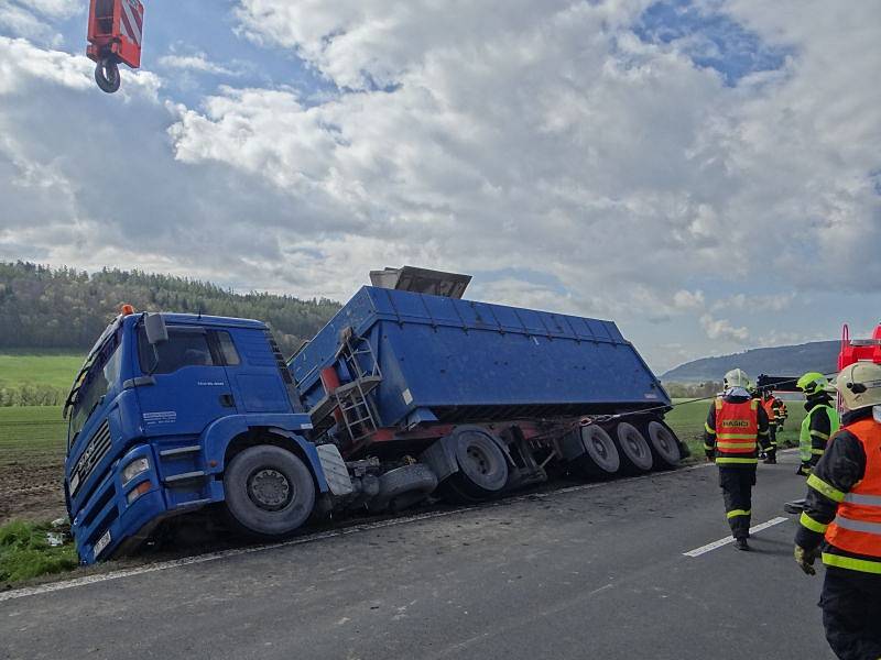 Čtyři jednotky hasičů zasahovaly v pondělí dopoledne u nehody nákladního automobilu MAN s 28 tunami štěrku na korbě, který skončil na silnici z Oder do Fulneku v příkopu na pravém boku.