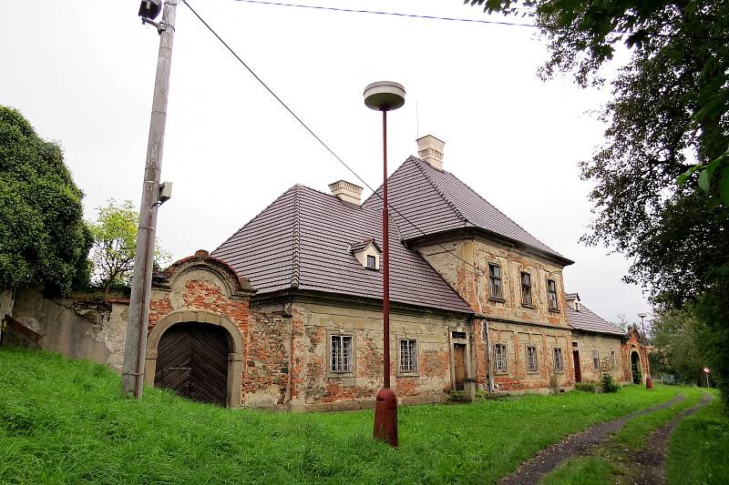 Katolická fara v Suchdole nad Odrou od vídeňského architekta Johanna Lucase Hildebrandta konečně prochází rozsáhlou rekonstrukcí. Před pár lety to byl zchátralý objekt.