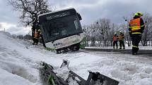 Zapadlý autobus a záchrana pasažérů a řidiče v Tiché na Novojičínsku. Neděle 14. února.