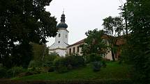 Základní škola v Jeseníku nad Odrou se nachází na kopci vedle kostela.