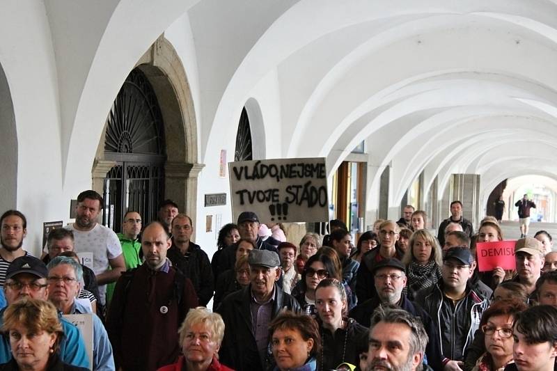 Demonstrace za nezávislou justici a proti vládě v Novém Jičíně, 28. května 2019.