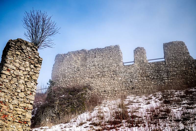 Lidé využili pěkného počasí k návštěvě zříceniny hradu Starý Jičín. 20. února 2021.